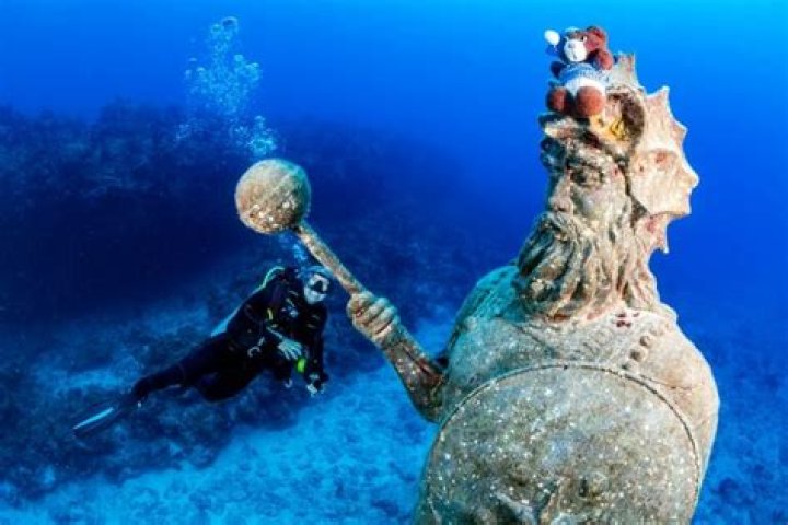 9 Fascinating Underwater Statues to See