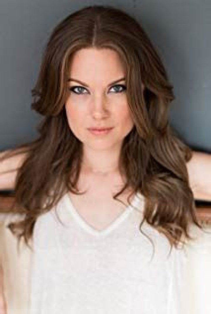 Anna Van Hooft Height - CelebsHeight.org