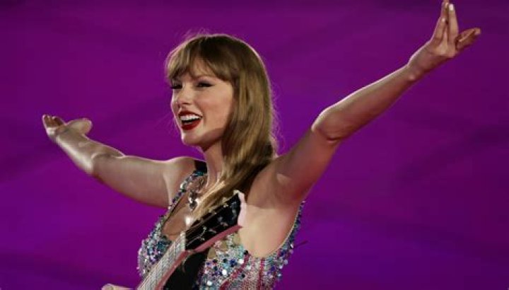 Cop caught on video listening to Taylor Swift while racing to an emergency