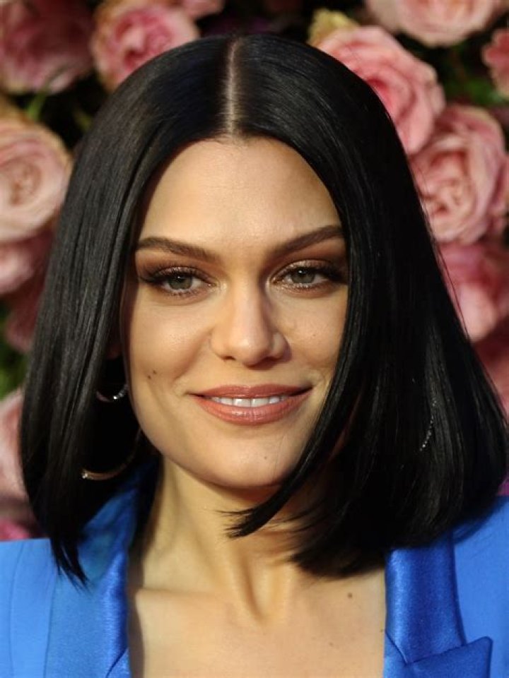 Jennie Garth Height - CelebsHeight.org