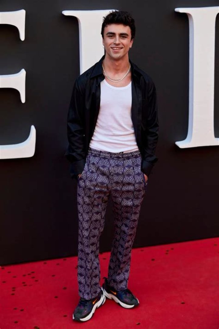 Netflix's Elite actor, Itzan Escamilla has a net worth of $500,000.