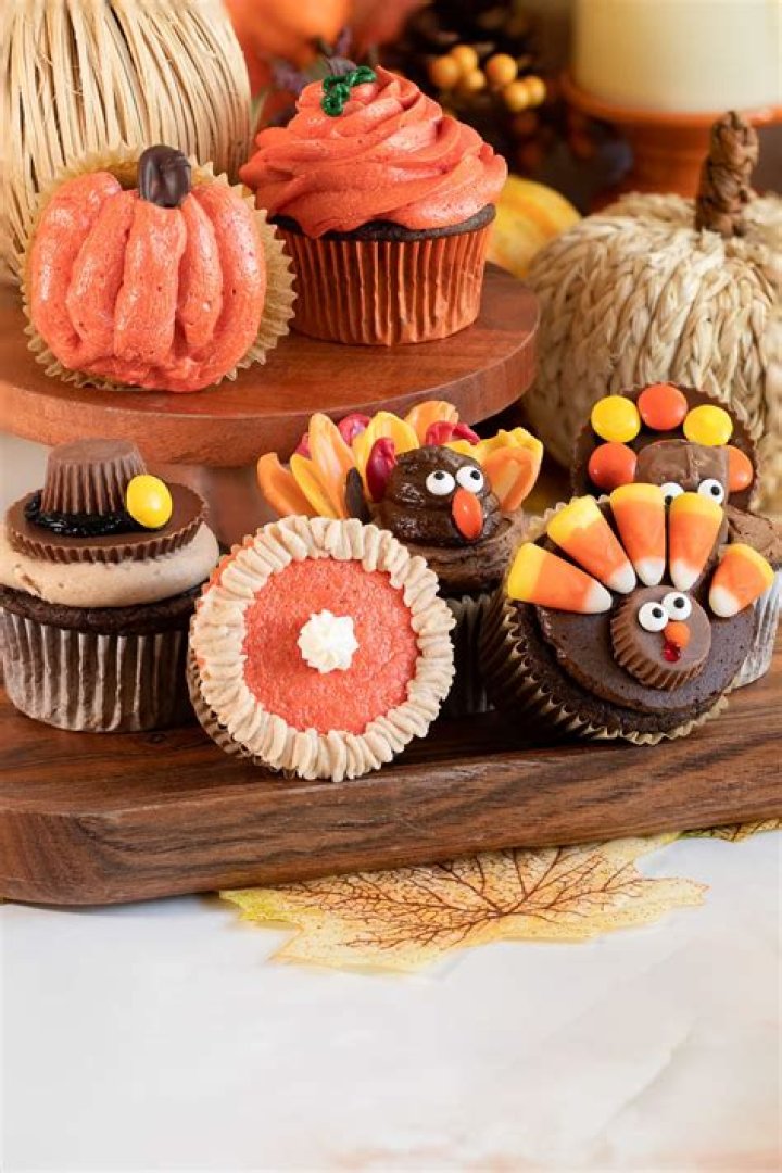 Thanksgiving Cupcake Decorating | Celebrating Holidays