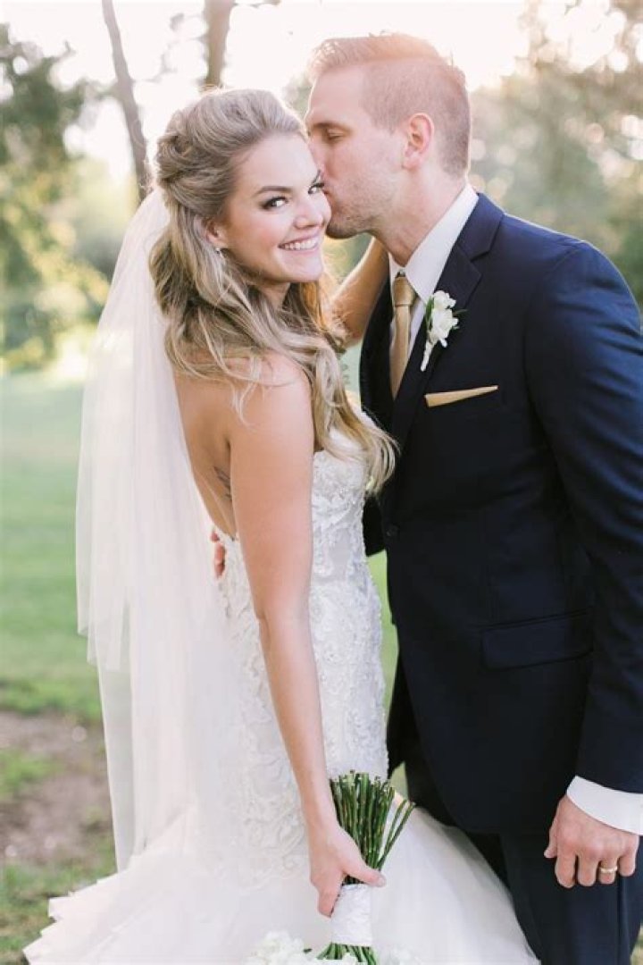 The Bachelor's star Nikki Ferrell reunited with her husband, Tyler Vanloo whom she married in October, 2016.