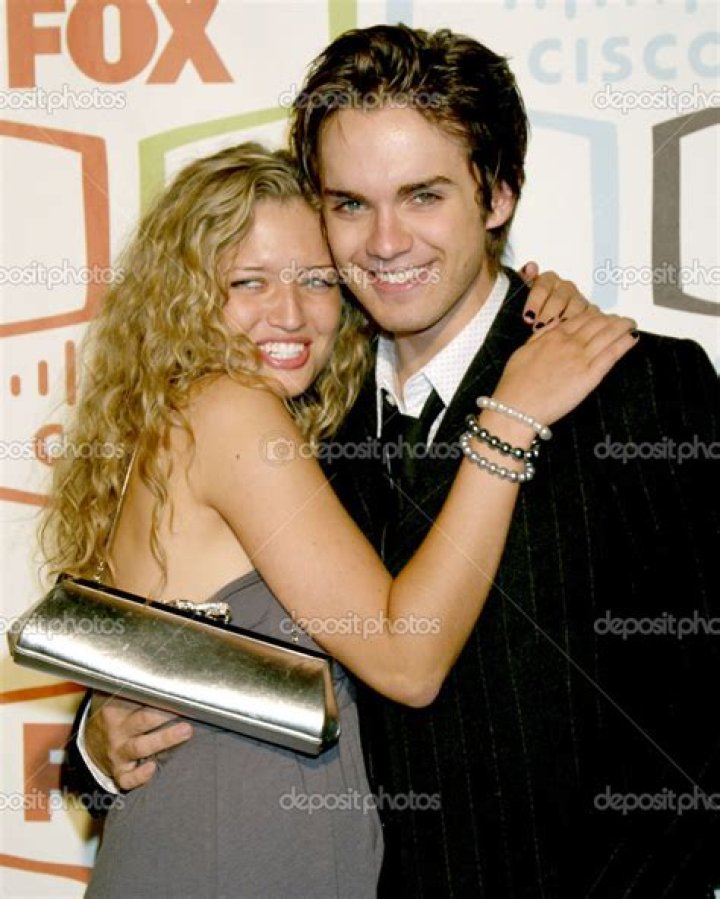 Who is Pretty Smart star Emily Osment dating? Is she single?